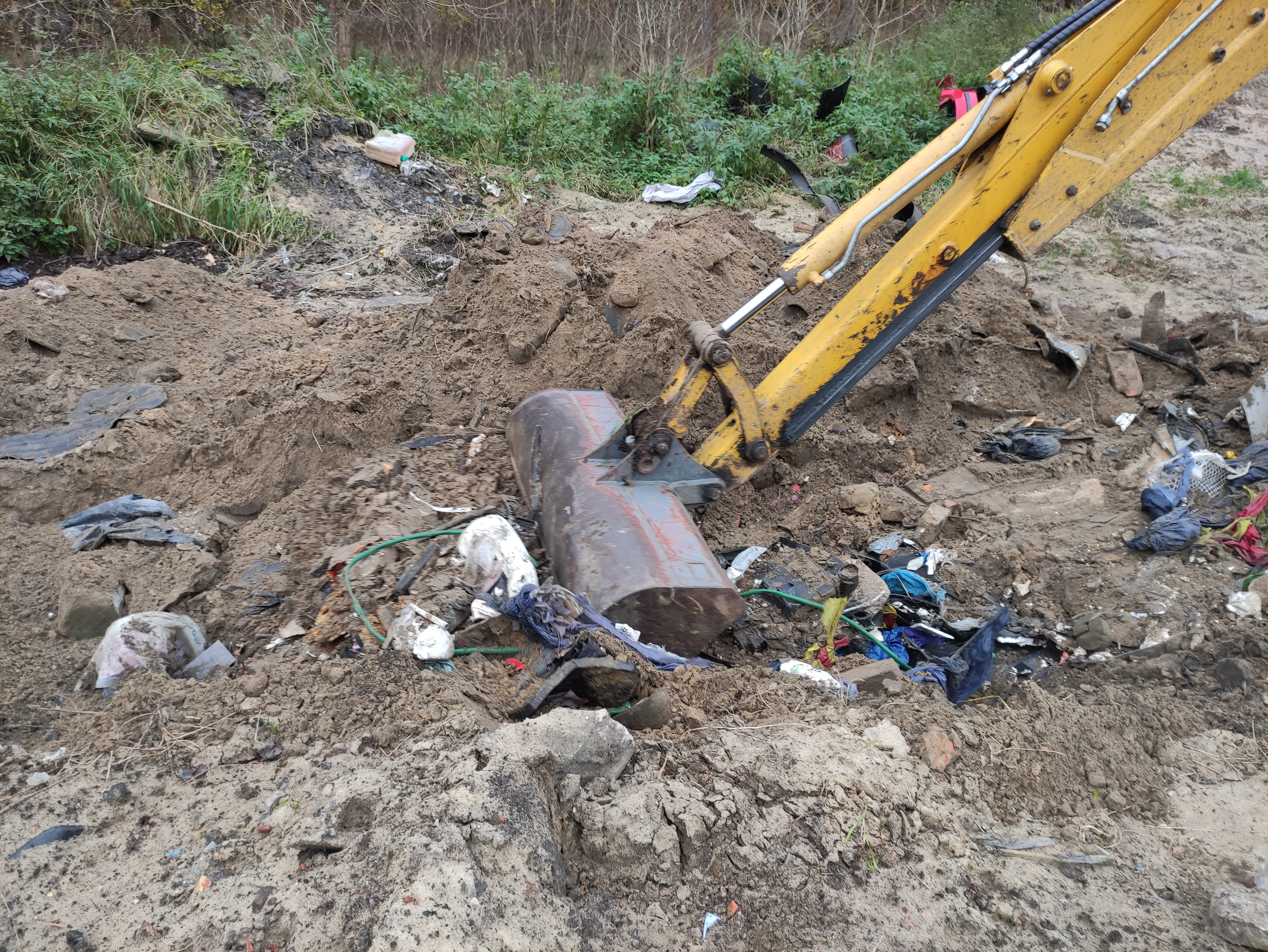 Tony zakopanych odpadów po nielegalnym demontażu aut ujawnili Inspektorzy WIOŚ w Szczecinie