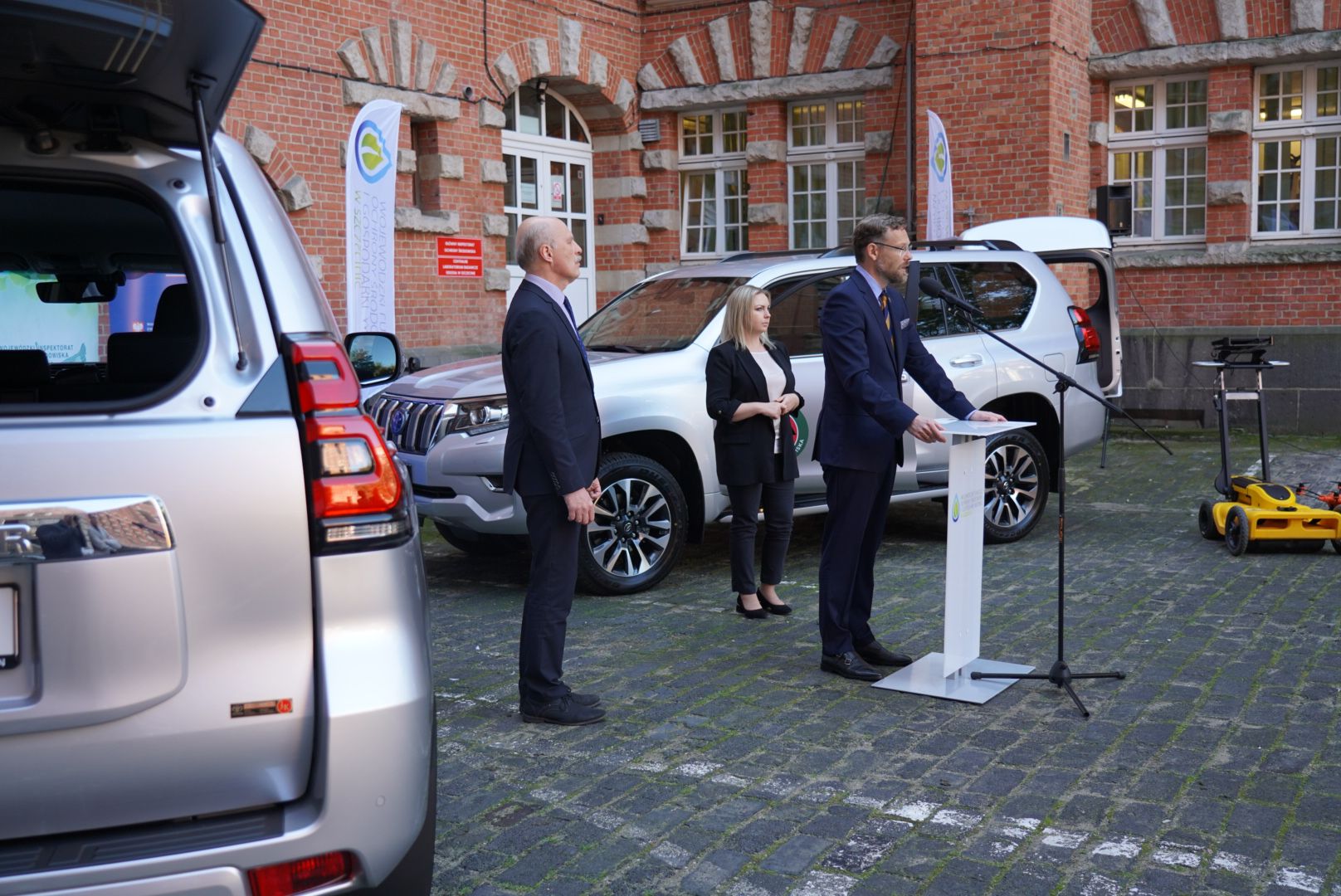 Od lewej Zachodniopomorski Wojewódzki Inspektor Ochrony Środowiska, Wojewoda Zachodniopomorski oraz Zastępca Prezesa Wojewódzkiego Funduszu Ochrony Środowiska i Gospodarki Wodnej w Szczecinie  podczas konferencji dla mediów