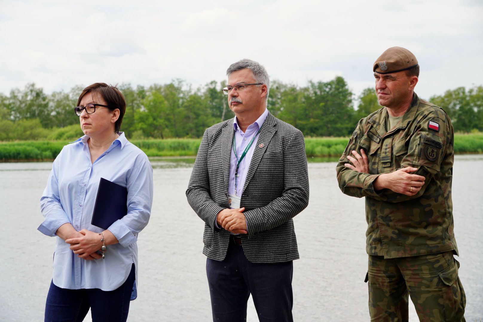 Przedstawiciele służb (trzy osoby w środku zastępca Zachodniopomorskiego Wojewódzkiego Inspektora Ochrony Środowiska 