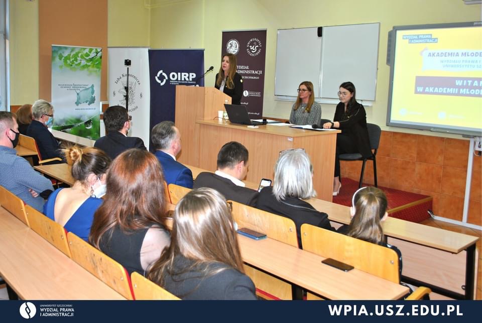 Fotografia z uroczystości inauguracji Akademii Młodego Prawnika - podczas prezentacji projektu